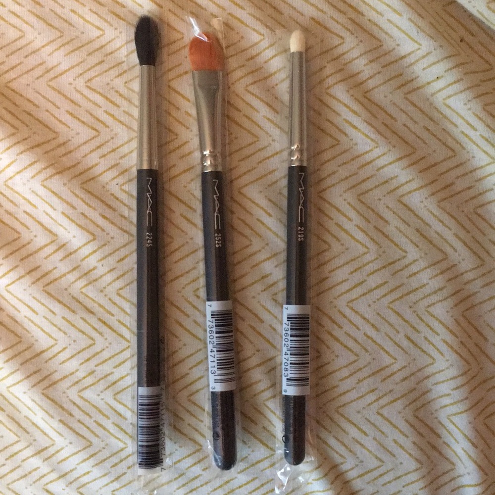 BRAND NEW MAC BRUSHES